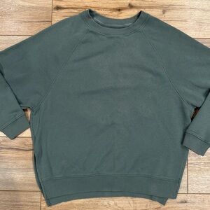 AMERICAN EAGLE Forest Green “Jegging Fit” Lightweight Crewneck W/ Side Slits